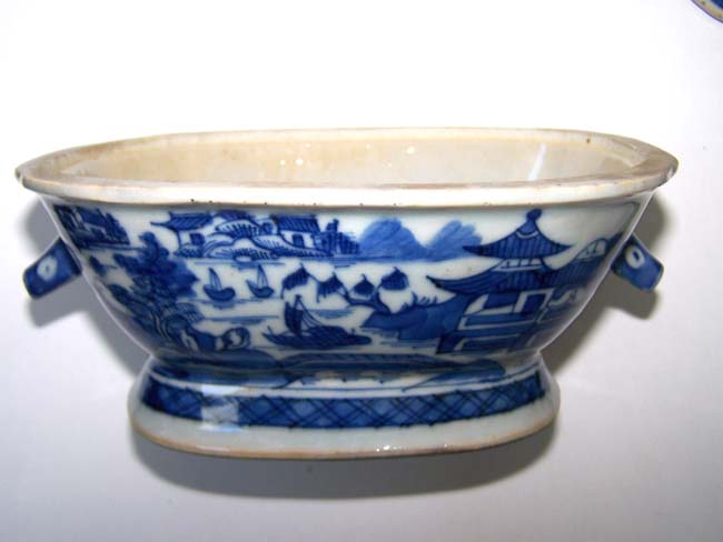 A small early 19th century Chinese Export Porcelain 'Canton' Covered Tureen with Undertray.  — image 5